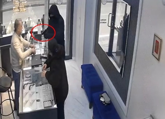 Soyguna gelip Kuyumcuya Silah Çekti, Azarlanıp Kaçtı!