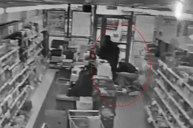 Süpermarkette kalp krizi geçiren müşteriyi jandarma kurtardı
