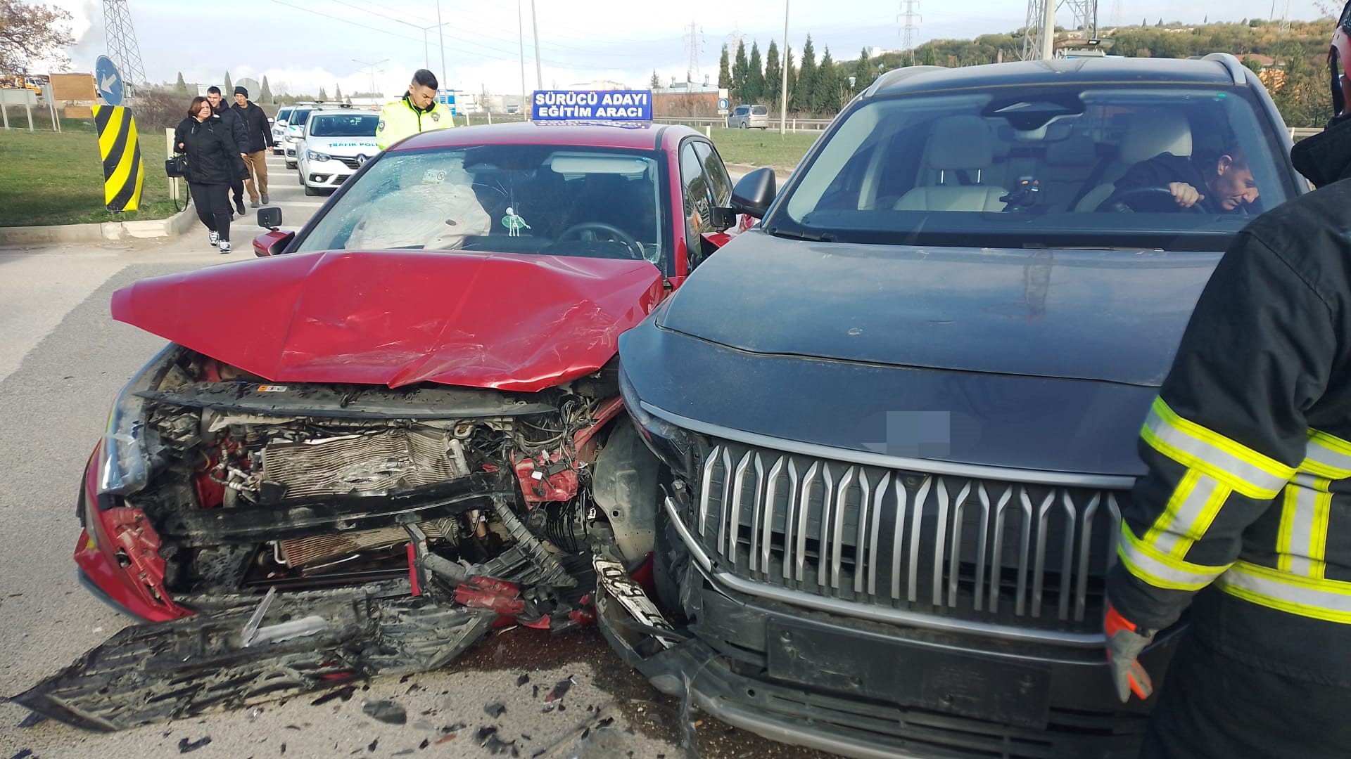Sürücü adayı direksiyon sınavında kaza yaptı: 4 kişi yaralandı