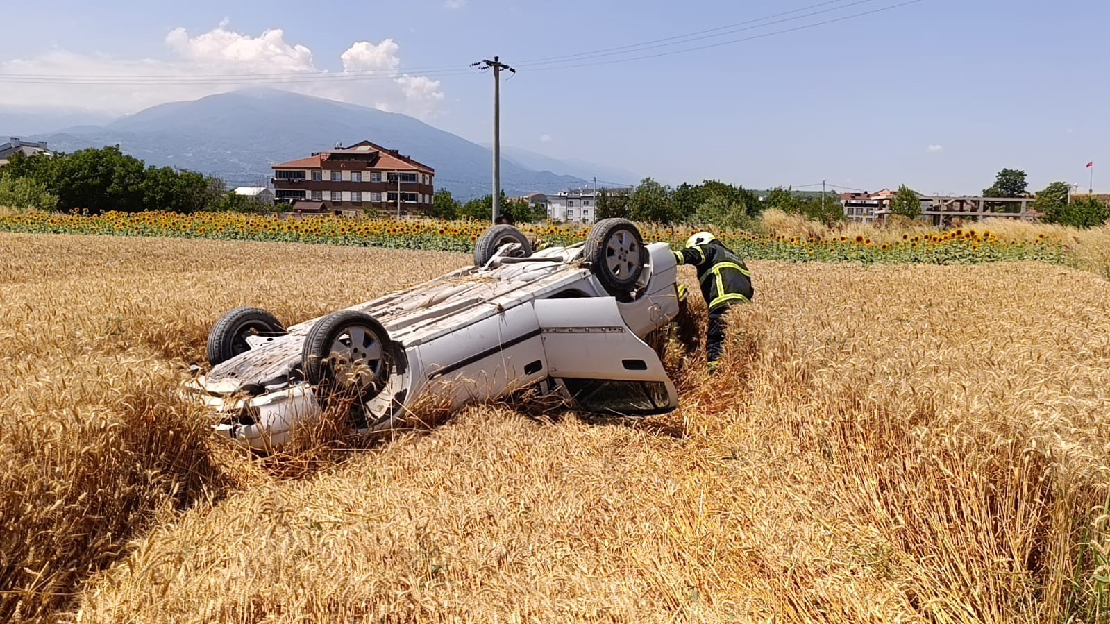 Taklalar atan otomobil buğday tarlasına uçtu: 1 yaralı