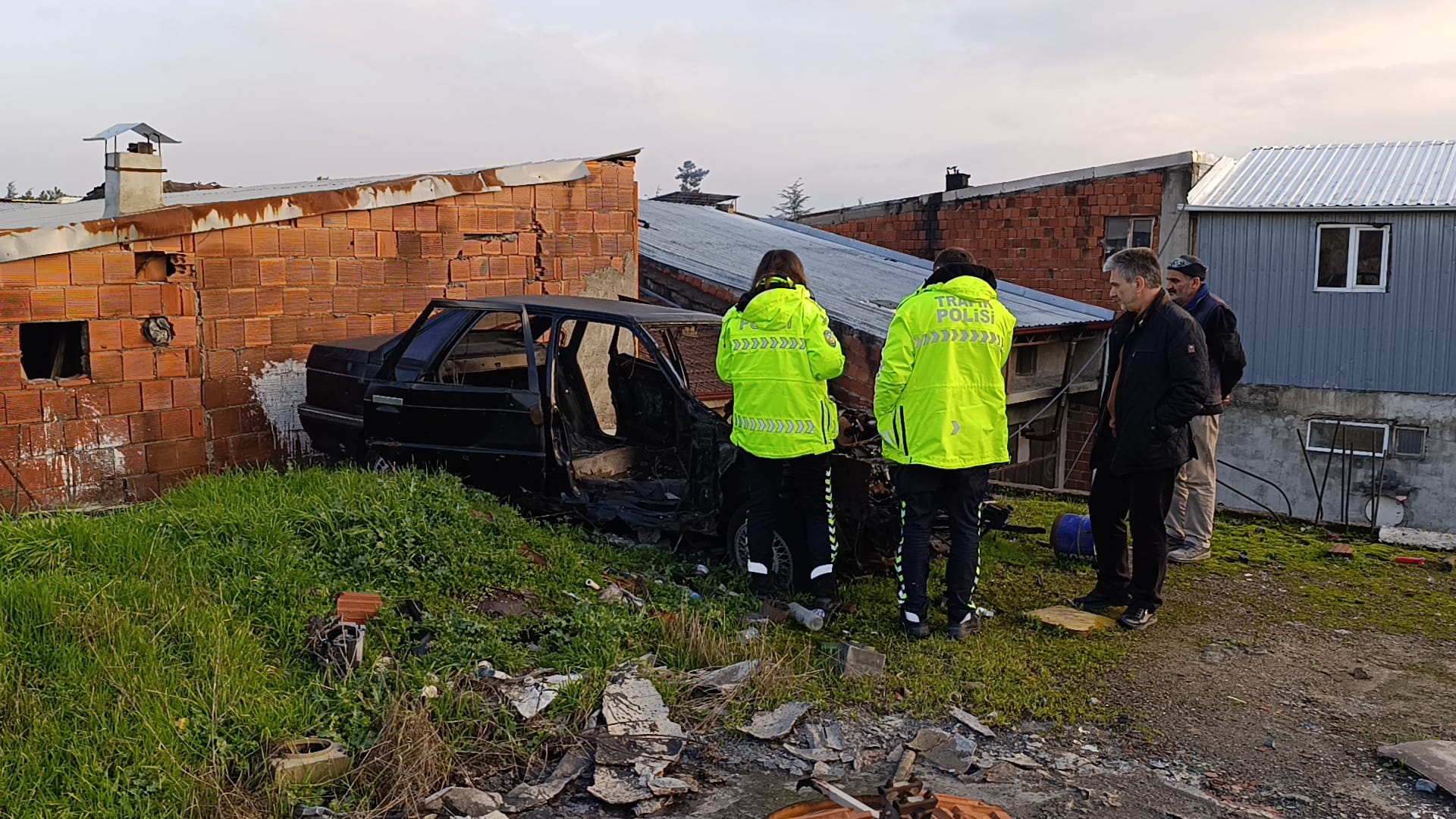 Tamir etmek için çıktıkları iş yerinin çatısında hurda vaziyette otomobil buldular