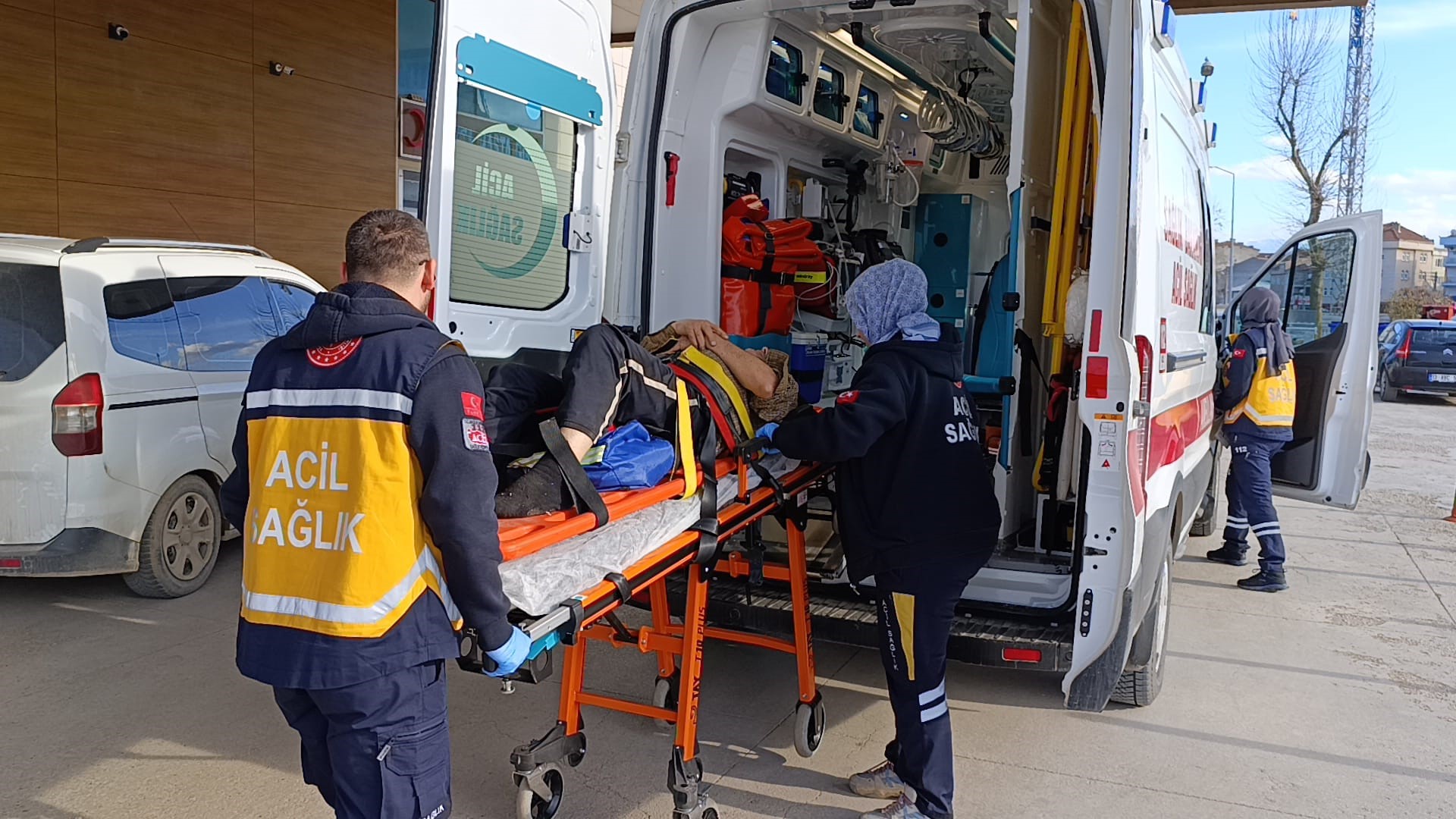 Tamir ettiği traktörün altında kaldı