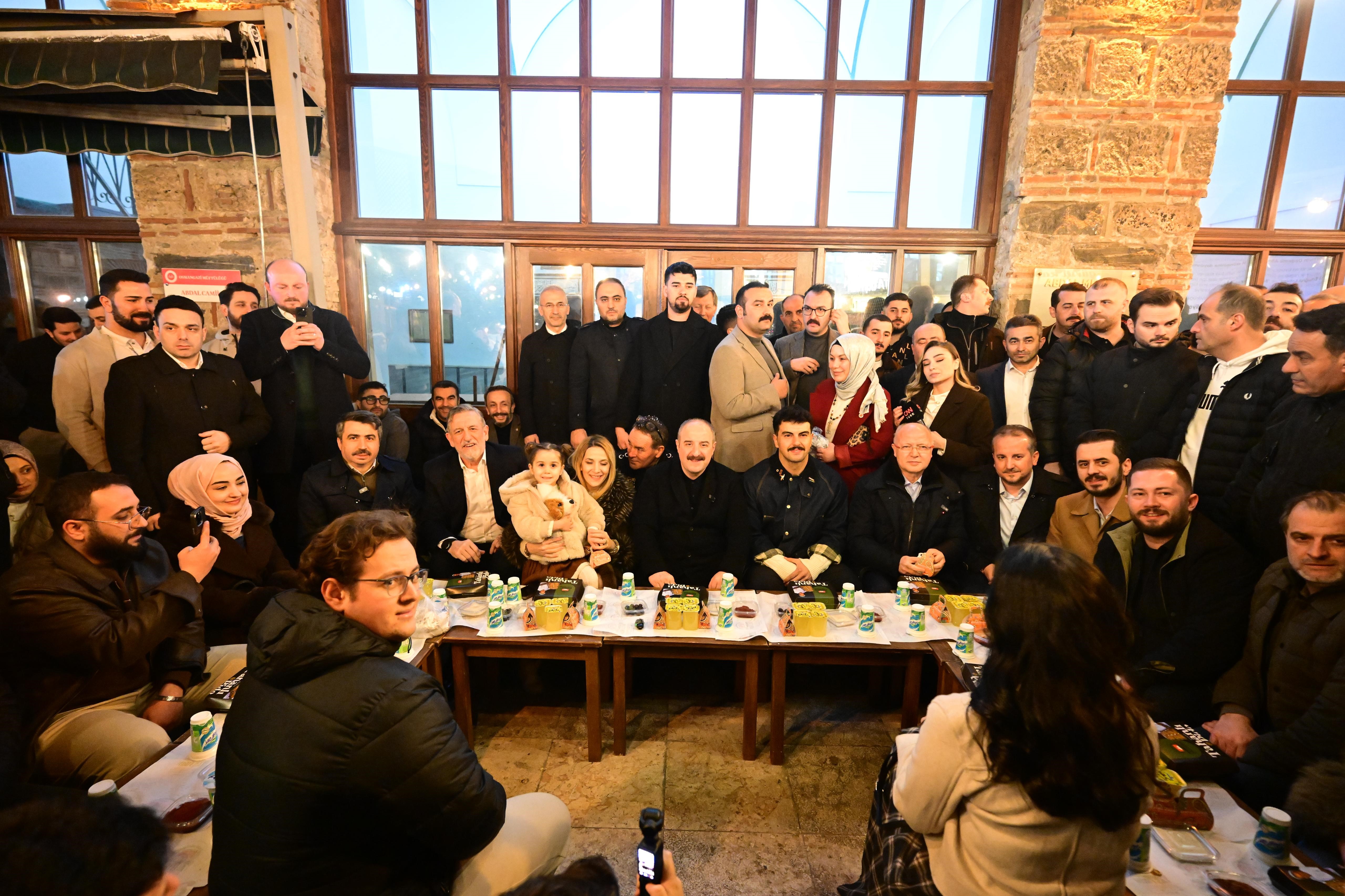 Tarihi Abdal Meydanı'nda binler sahur sofrasında buluştu: Varank'tan birlik mesajı