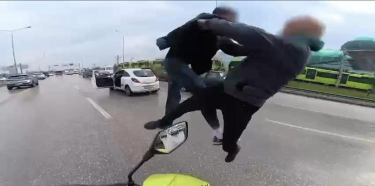 Uçan tekmelerin bedeli ağır oldu... Ehliyetlerine el konuldu, psikotekniğe sevk edildi