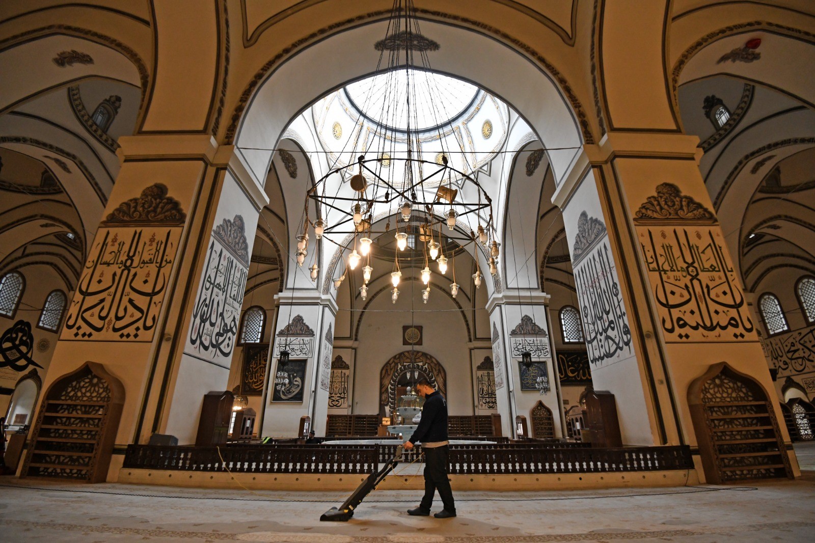 Ulu Cami, teravihlere hazır