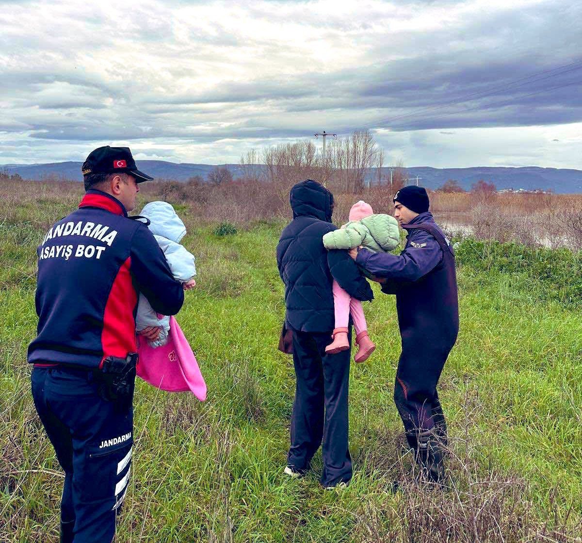 Uluabat Gölü'nde mahsur kalan aileyi jandarma kurtardı
