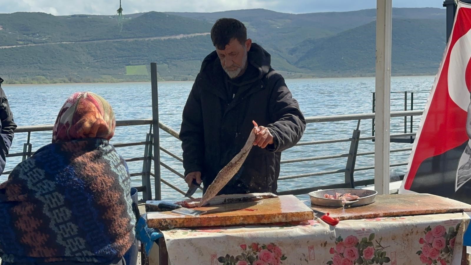 Ulubat Gölü'nde su çok olunca yakalanamayan turna sezonu pahalı açıldı