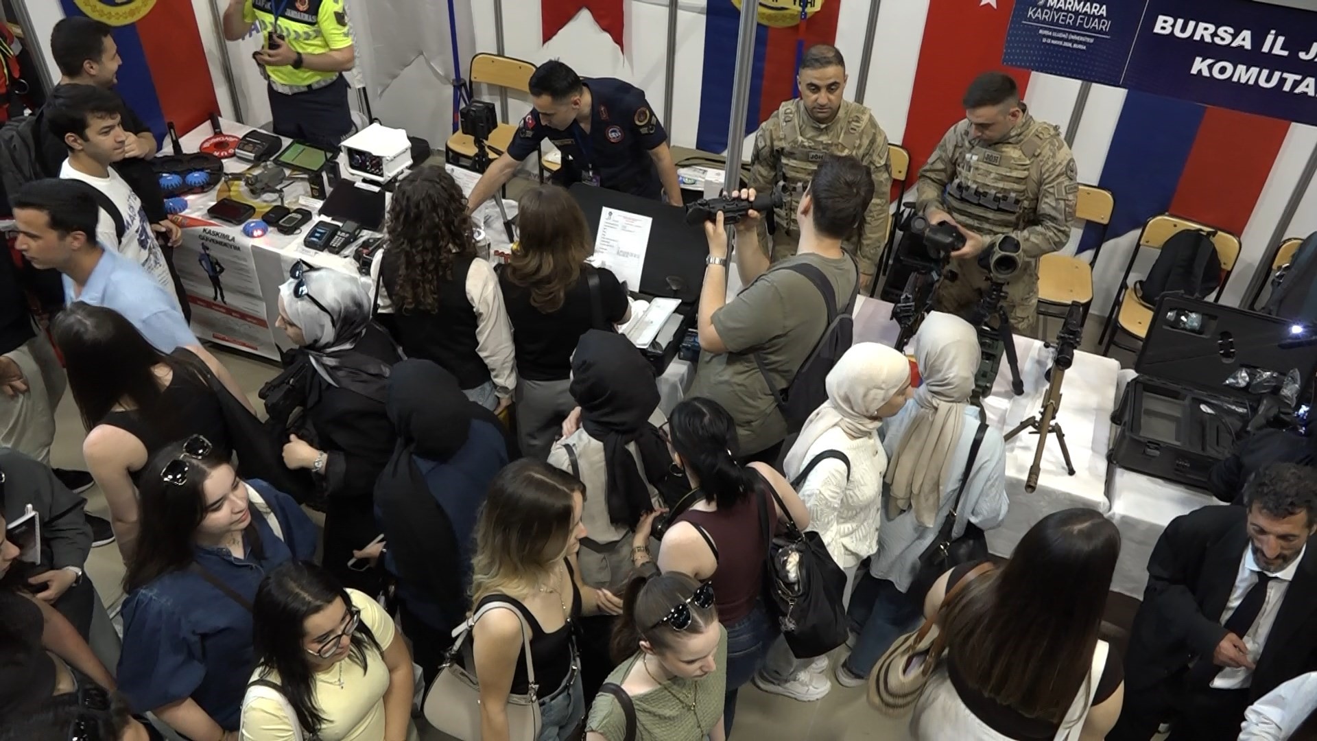 Uludağ Kariyer Fuarı'nda jandarma rüzgarı…. Öğrenciler standın önünden ayrılmadı