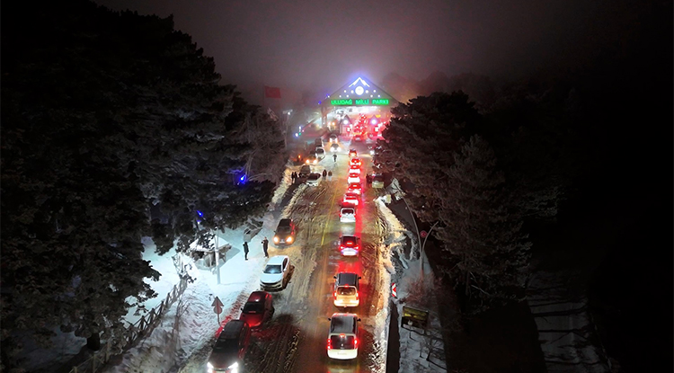 Uludağ’a akın başladı: Jandarma ekipleri trafik güvenliğini titizlikle sağladı