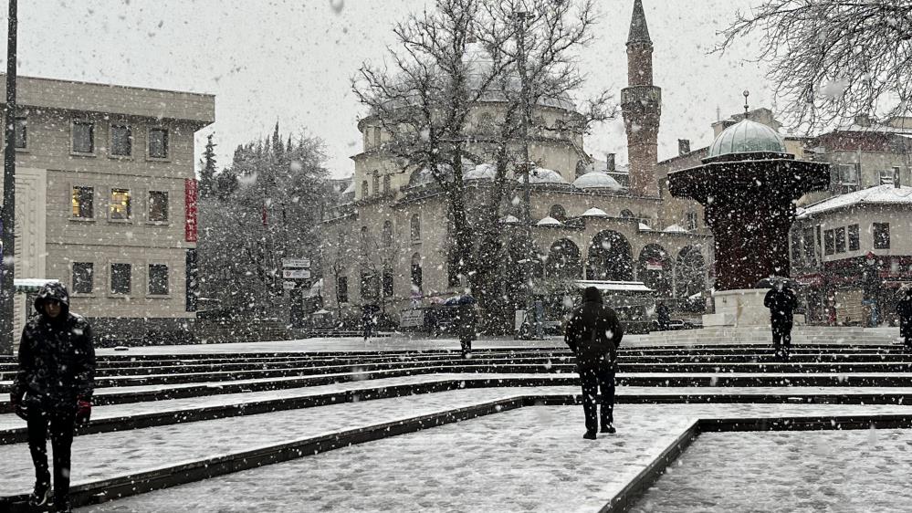 Uludağ'a çıkacaklar dikkat! Bursa'da şehir merkezinde kar sürprizi