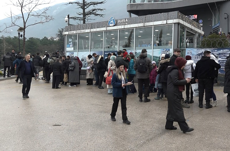 Uludağ'a çıkmak için 500 metreyi aşan kuyruk