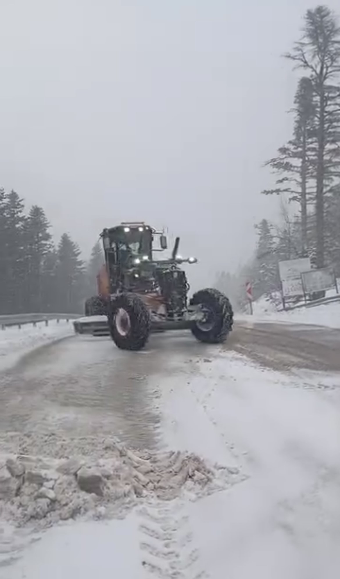 Uludağ’da bayramda kar sürprizi: Yollar beyaza büründü