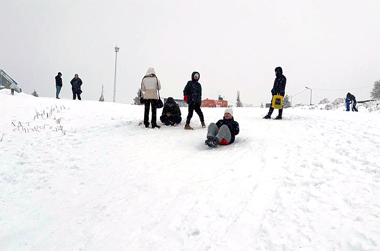Uludağ'da etkili olan kar yağışıyla günübirlikçiler zirveye akın etti
