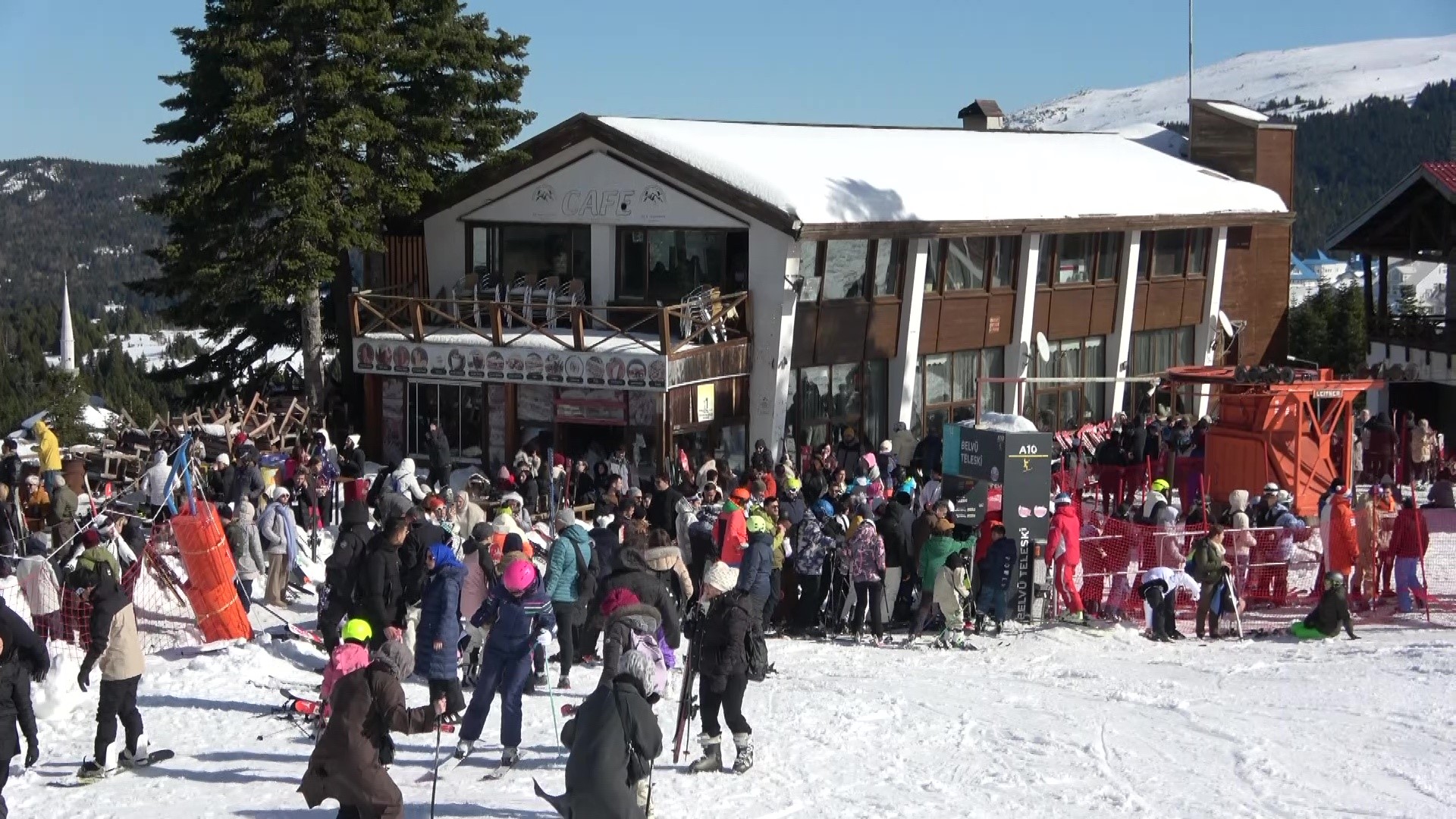 Uludağ'da güneşli hafta sonu: Zirve tatilcilerle doldu