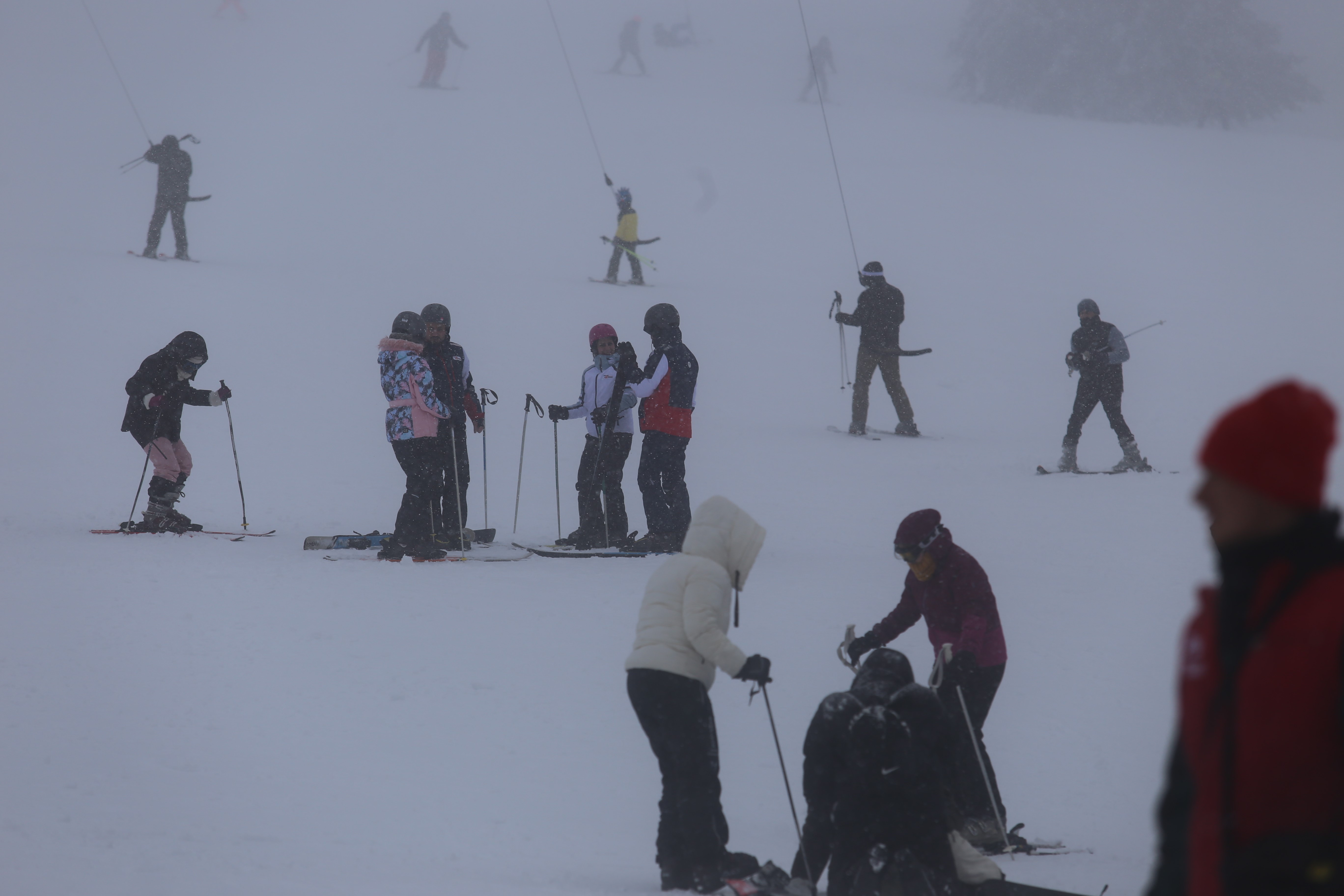Uludağ'da sömestr tatilinin son günlerinde sis ve soğuğa rağmen yoğunluk sürüyor