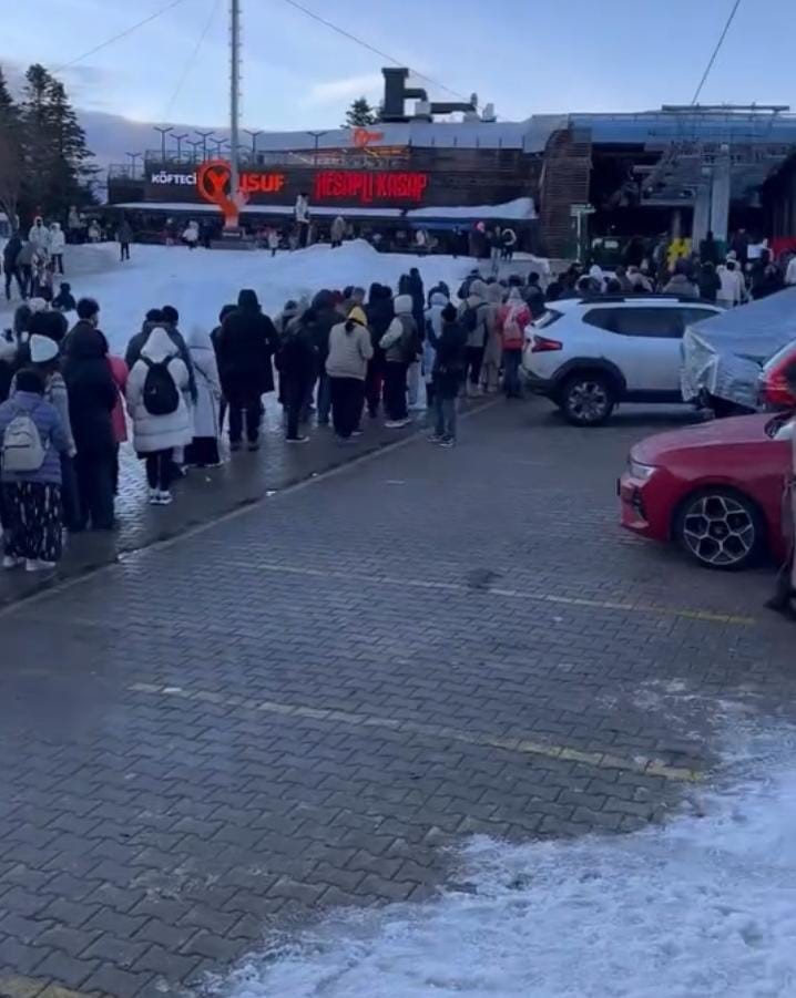 Uludağ'da teleferik kuyruğu metrelerce uzadı
