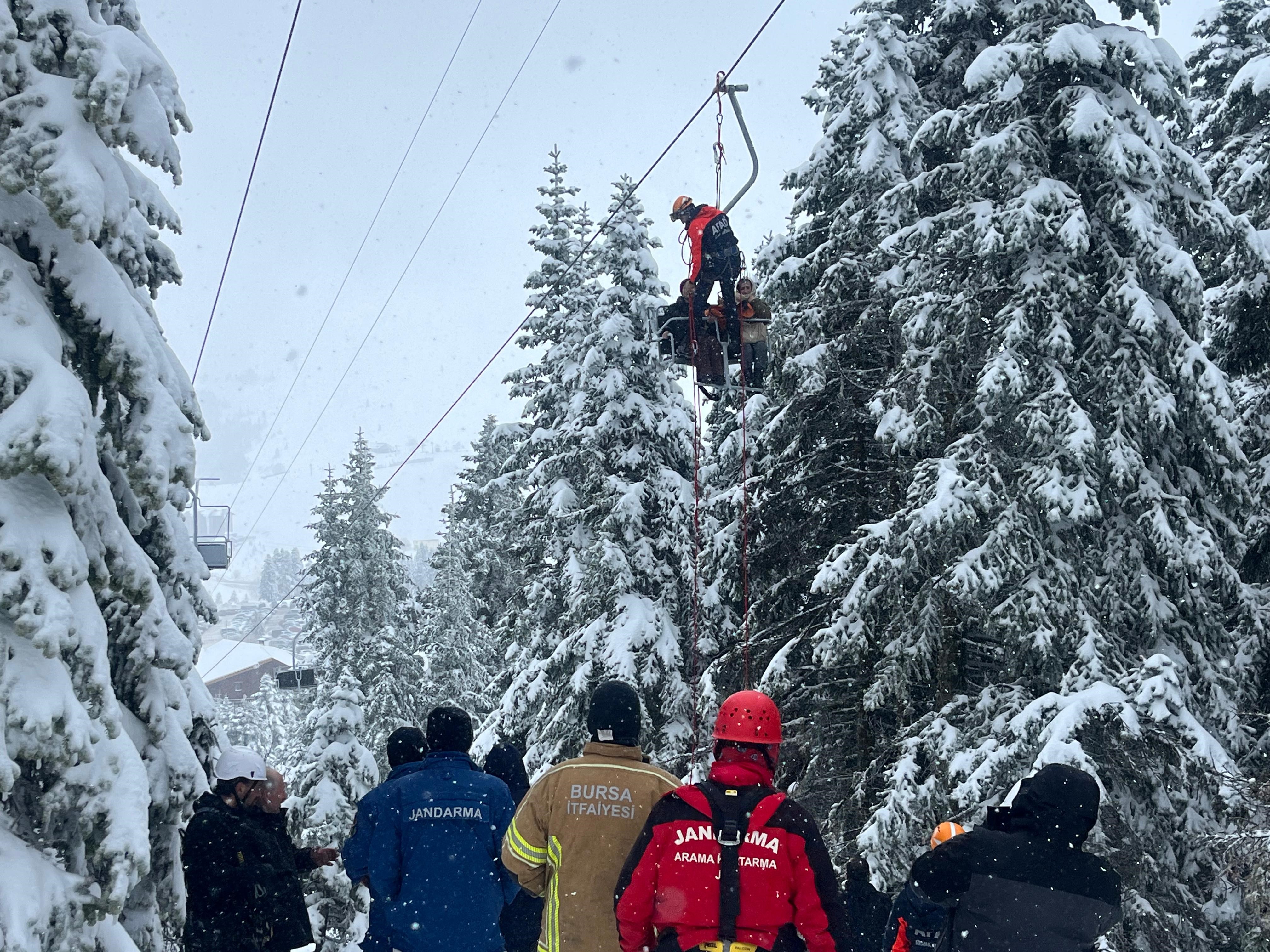 Bursa Uludağ’da telesiyej arızası nedeniyle mahsur kalan 51 kişi kurtarıldı
