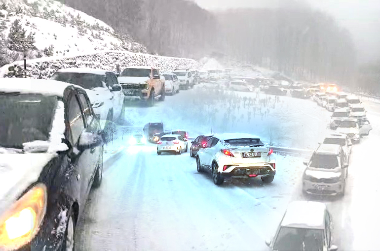 Uludağ'da trafik çilesi, kilometrelerce kuyruk oluştu