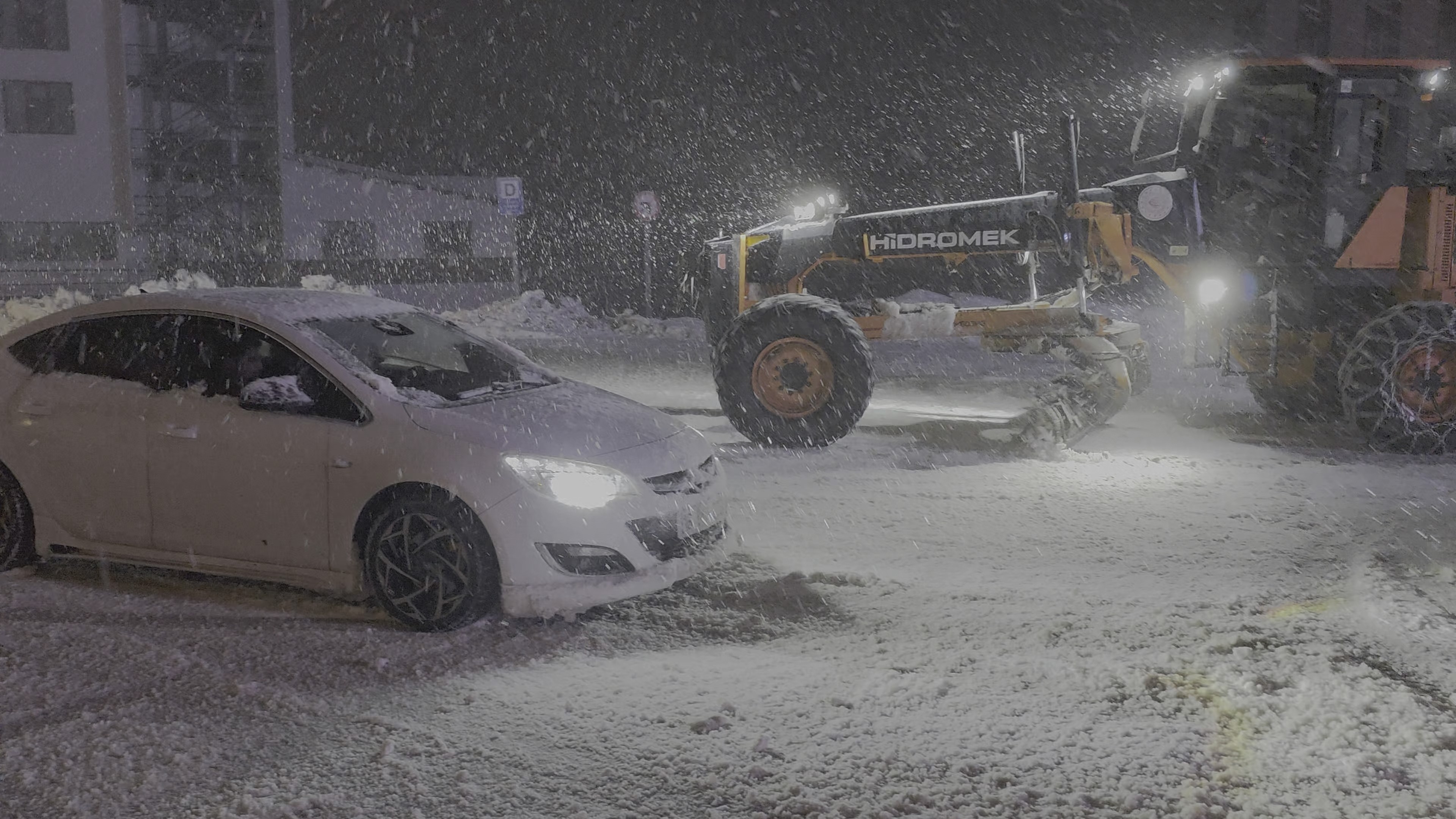 Uludağ’da Yoğun Kar Yağışı: Zirve Yeniden Beyaza Büründü