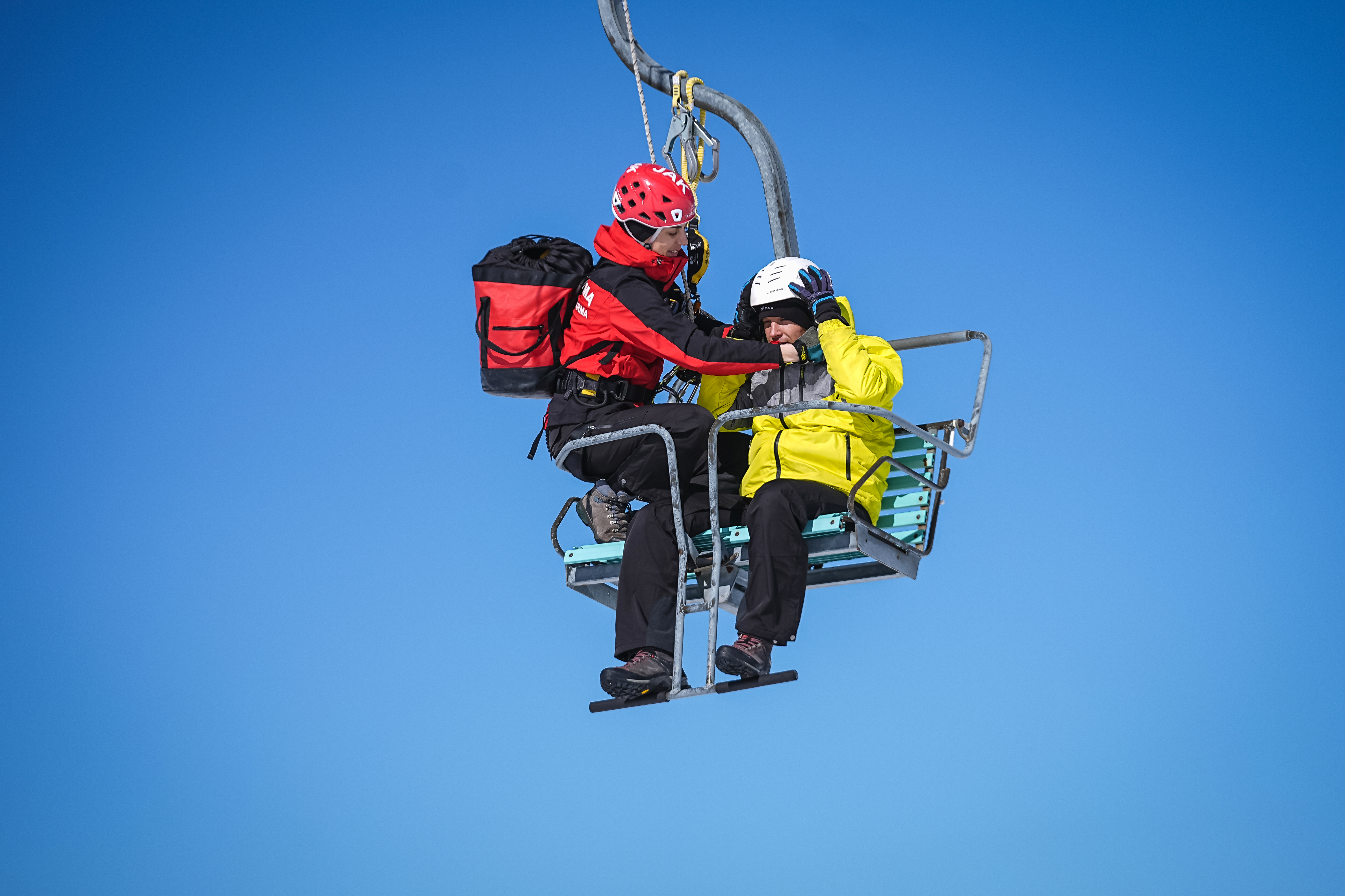 Uludağ'da zirvenin tek kadın JAK personeli Eda astsubay zorlu görevlerde yer alıyor