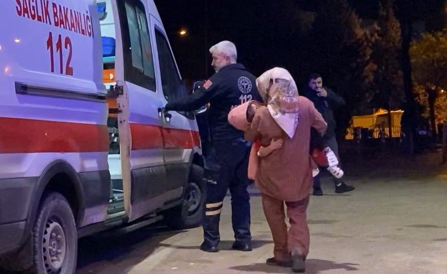 Üzerine şifonyer devrilen çocuk hastaneye kaldırıldı