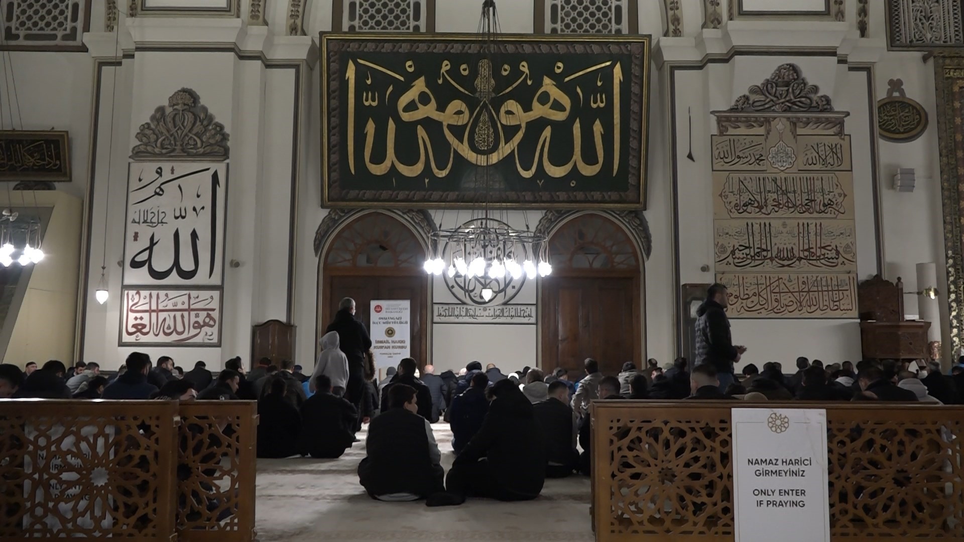 Vatandaşlar sabah namazında Ulu Cami'ye akın etti