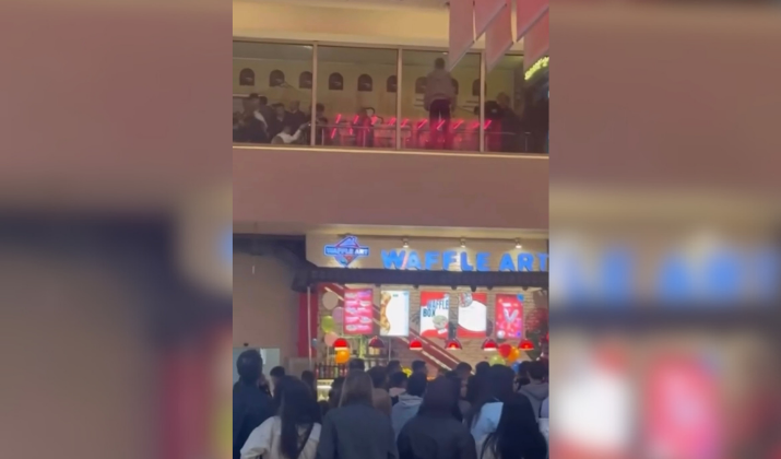 Vatandaşlar sinemada film izler gibi yemek katından kavgayı izledi