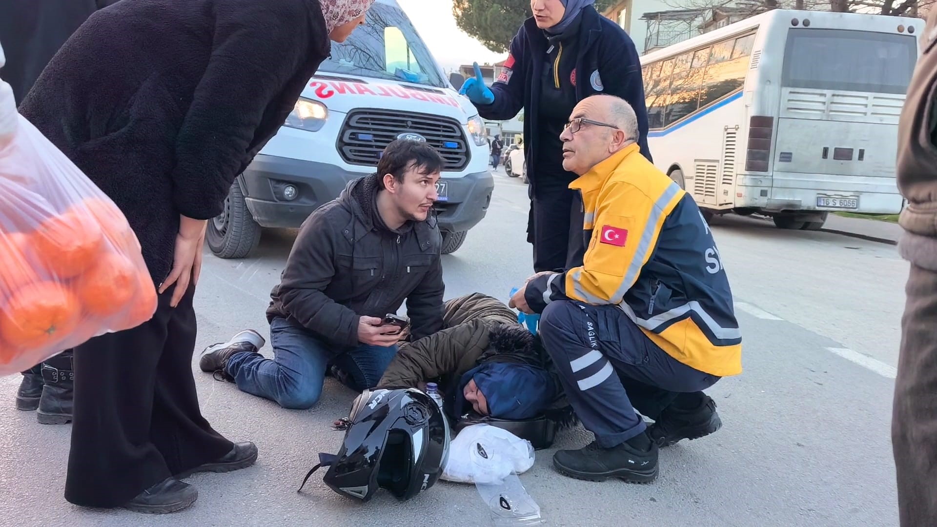 Yaralı motosiklet sürücüsü yaralı annesinin elini tutup moral verdi