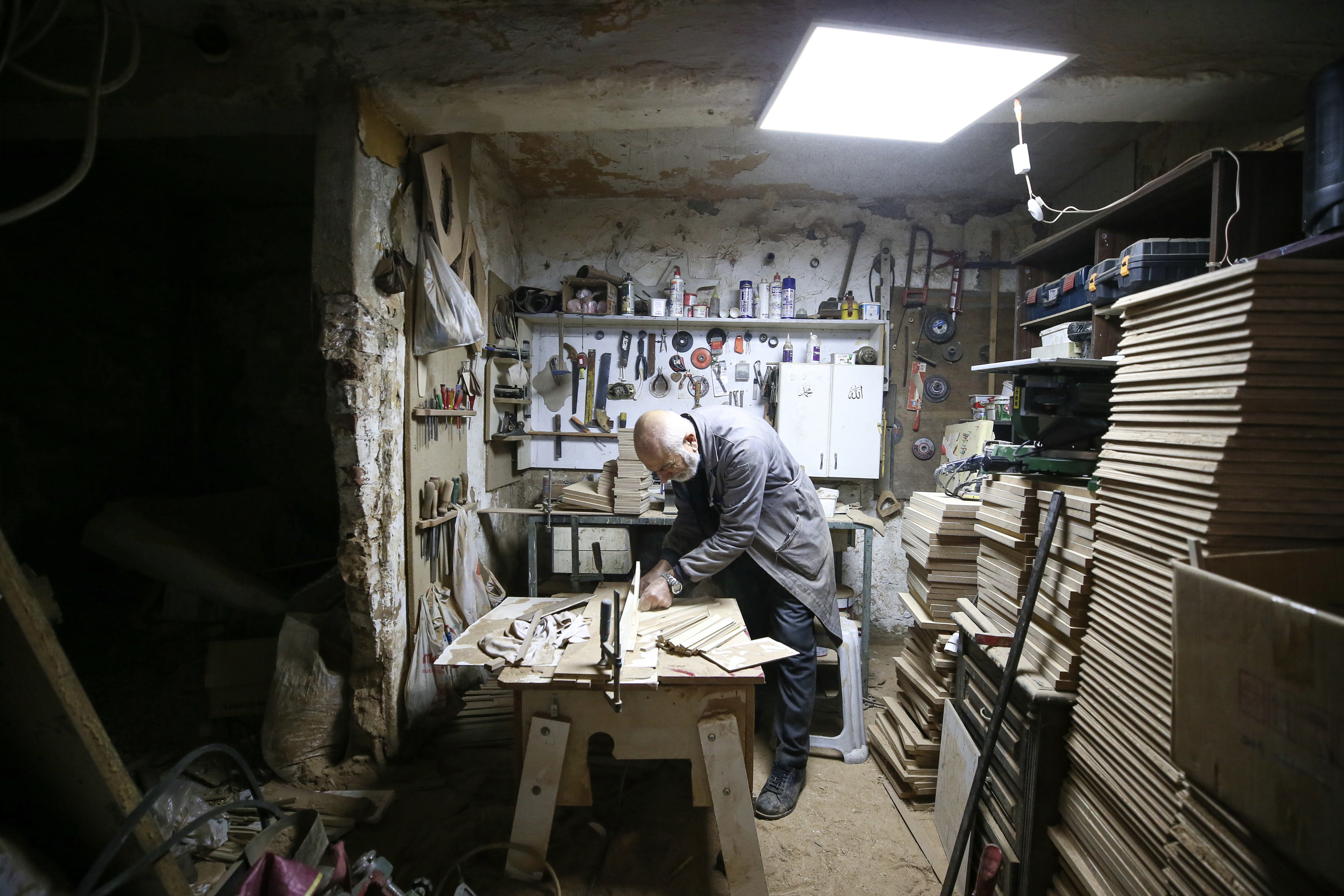 Yarım asırdan fazla süredir aynı tutkuyla ahşaba şekil veriyor