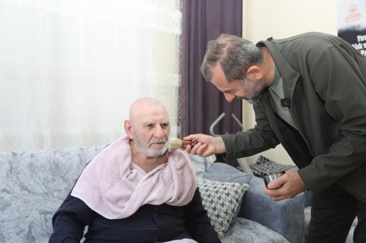 Yaşlıların ayağına doktor, berber ve tesisatçı gitti, dünyalar onların oldu