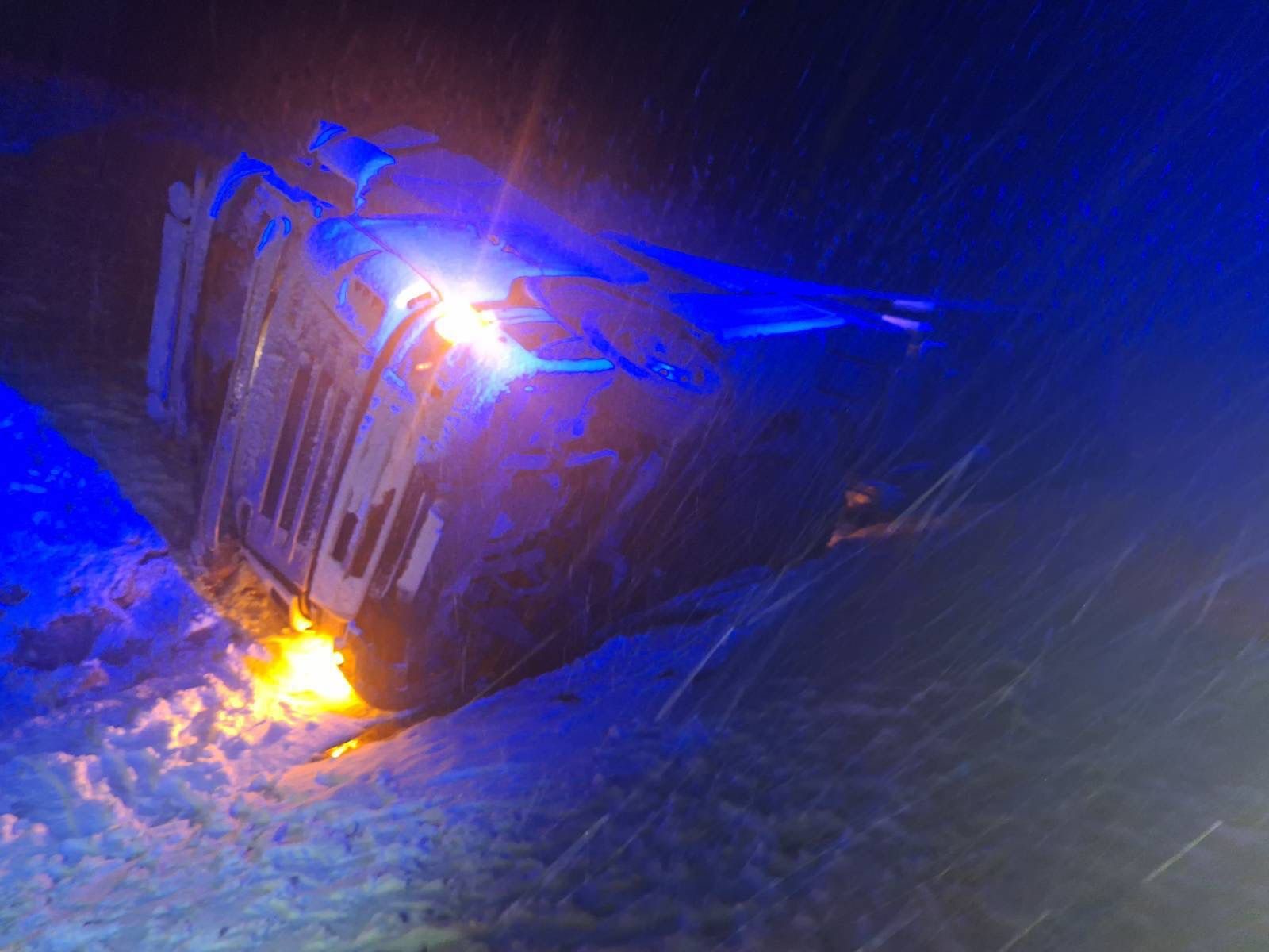 Yoğun kar yağışta kayan tır devrildi, sürücü yaralandı