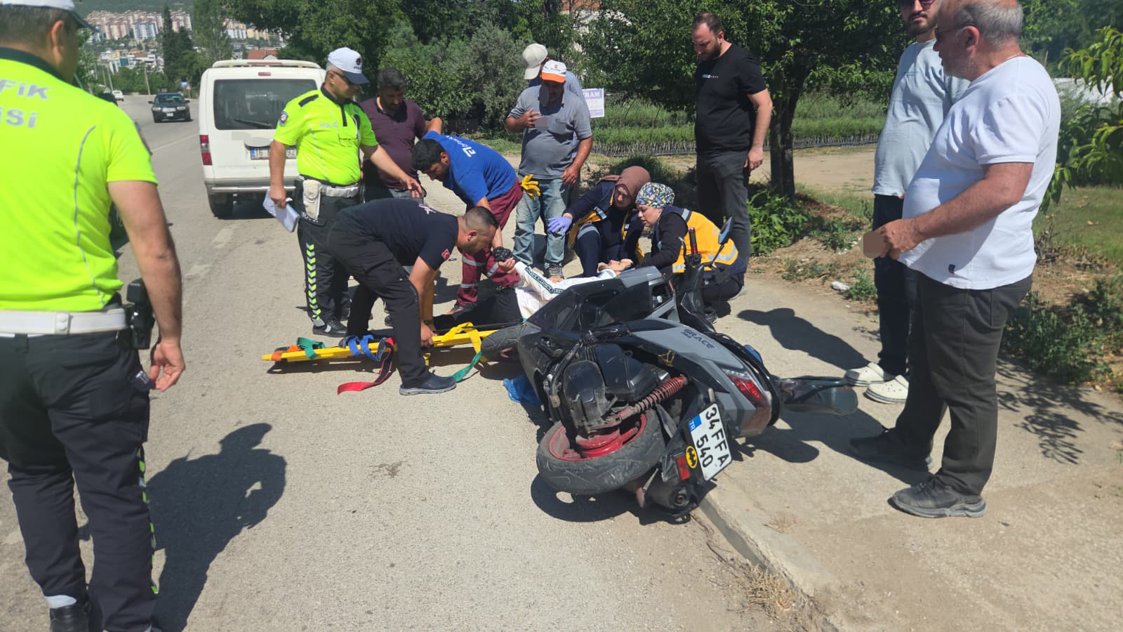 Yol kenarında duran motosiklete araç çarptı: 1 yaralı