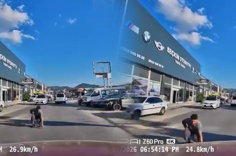 Yola düşürdüğü eşyayı almak isterken saniyelerle ölümden kurtuldu