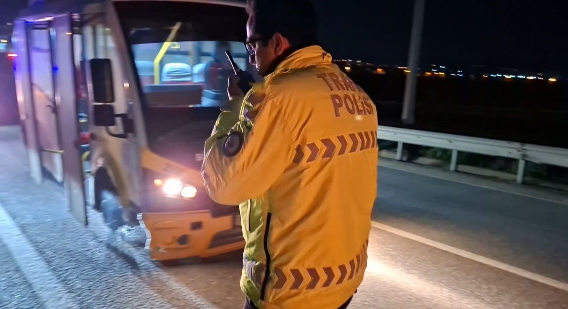 Yolcu minibüsüyle kaçtı, alkolmetrede yakalandı!