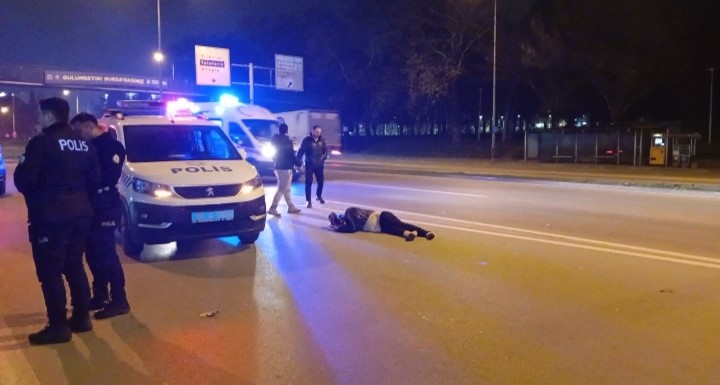 Yolun karşısına geçmeye çalışan yayaya otomobil çarptı